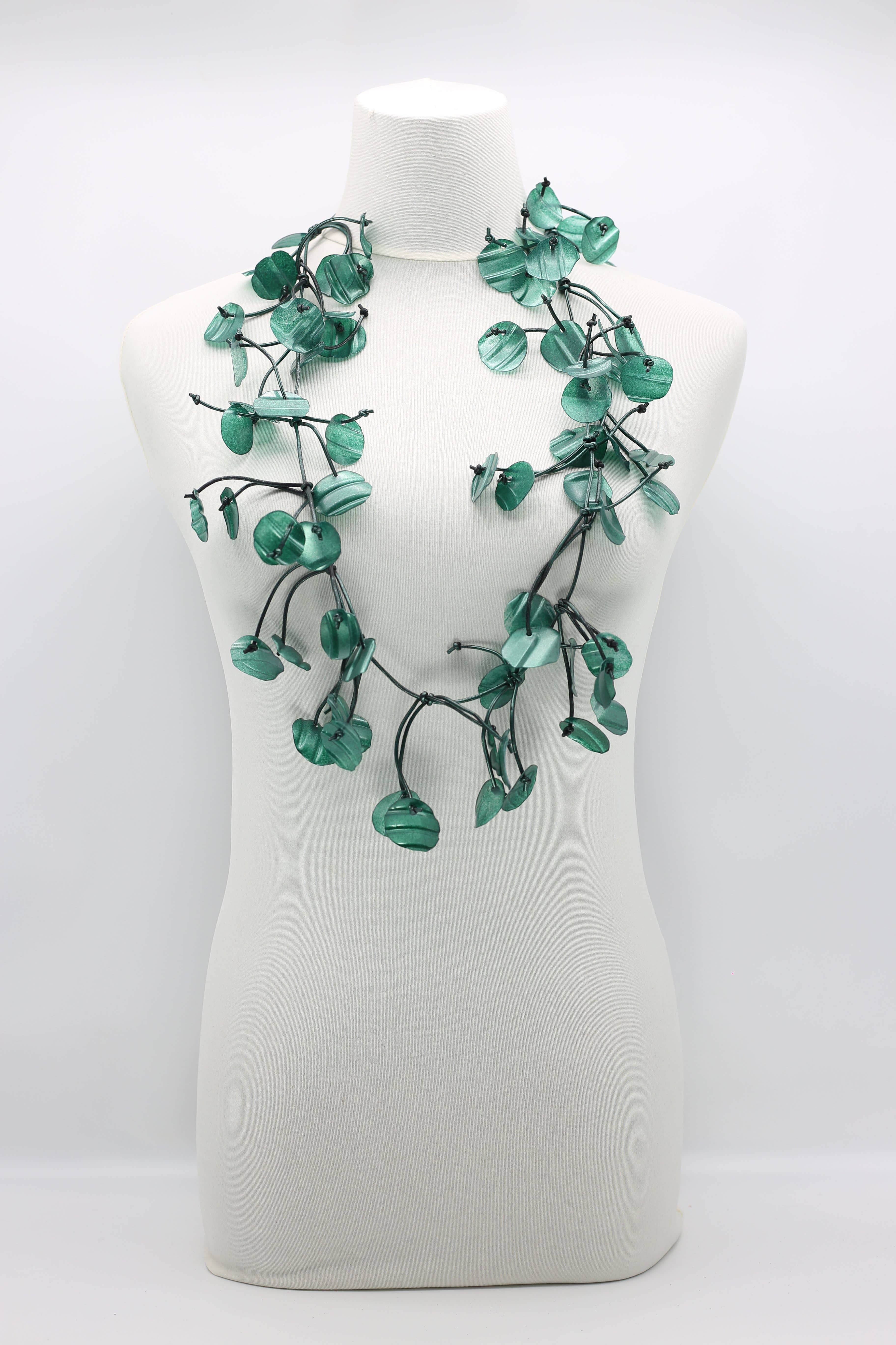 Jianhui London – Großhandel Statement-Halsketten – Halskette mit Seerosenblättern aus recyceltem Kunststoff, lang, handbemalt13