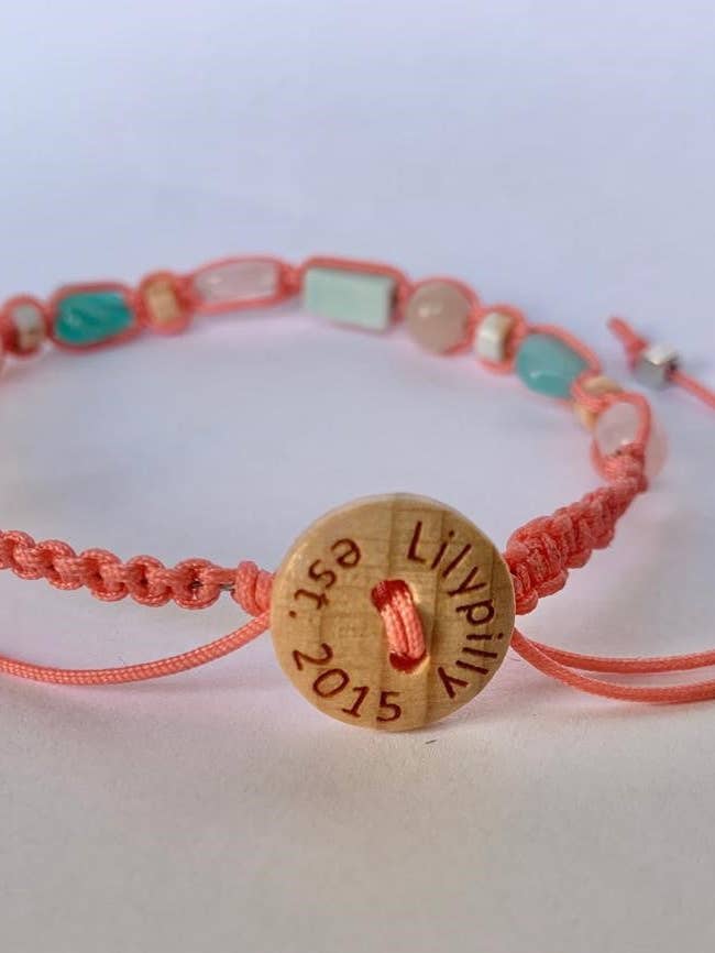 Bracelet en pierres précieuses avec illustration Lilypilly pour la vente par Lilypilly