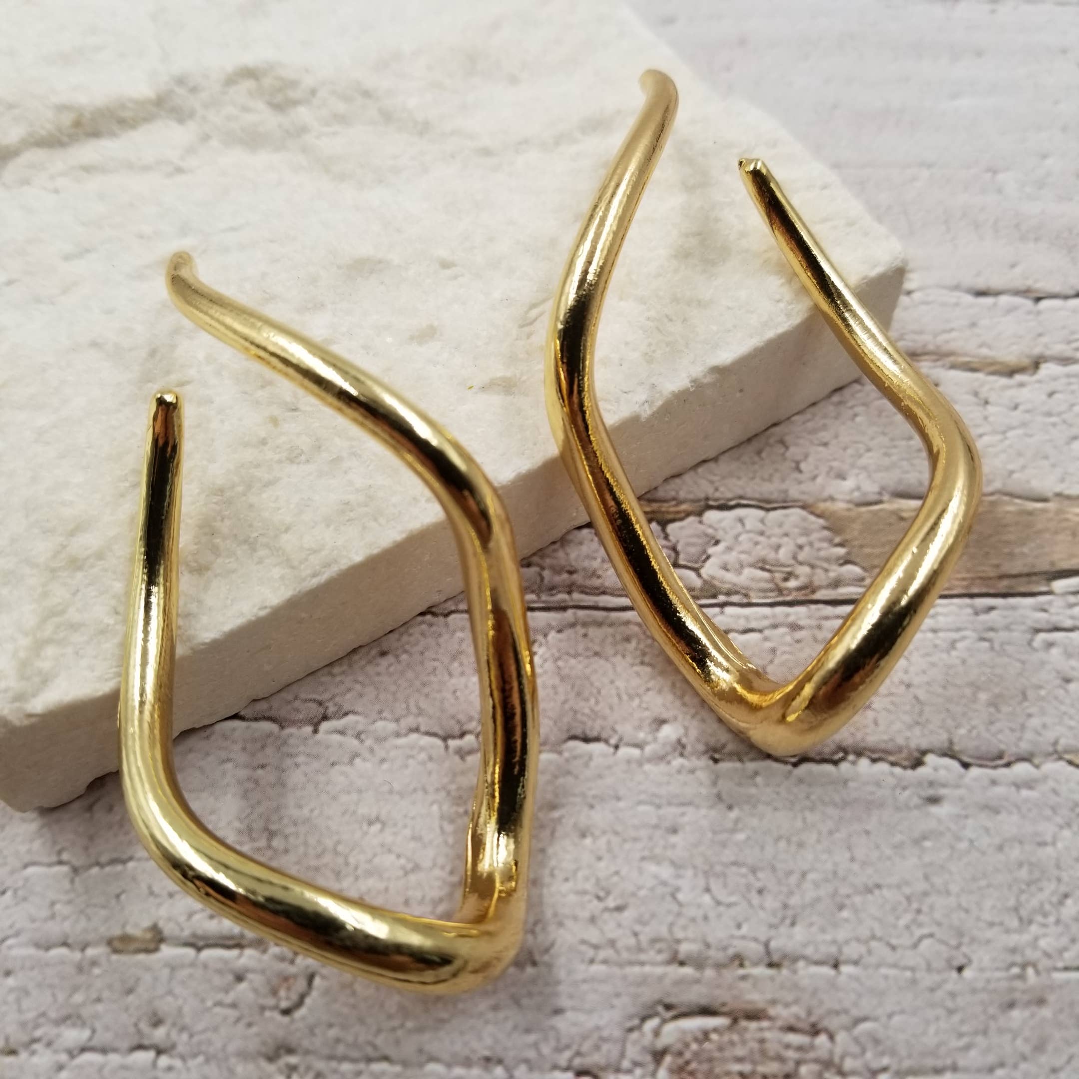 Treasure Wholesale - Wholesale Dangle Earrings - Twisted Line Earrings | Gold & Silver0