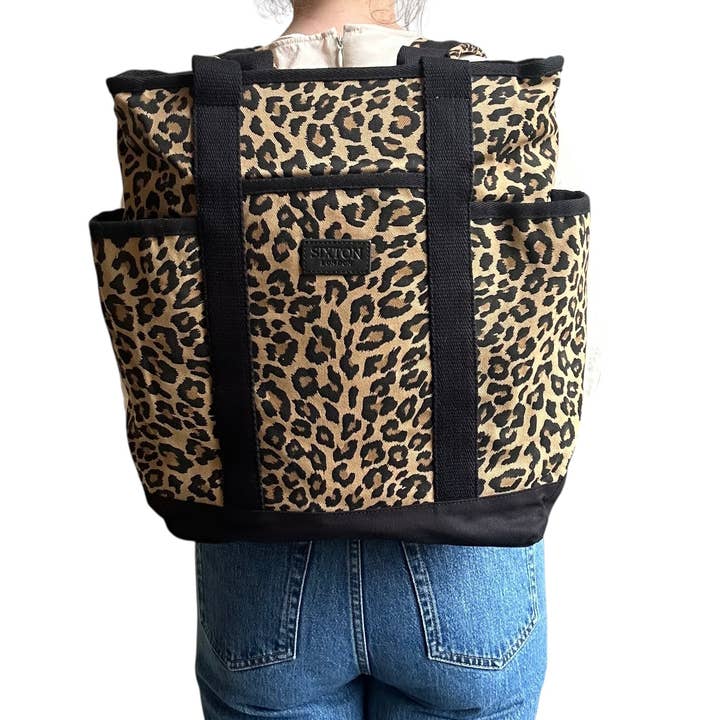 Leopardmönstrad ryggsäck - sandfärgat leopardmönster för wholesale av Sixton London