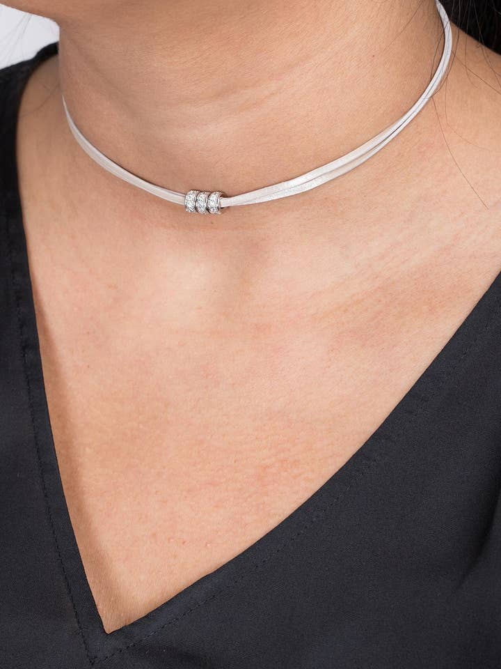 Gargantilla de Piel Taupe Metálica con Cristal para venta al por mayor de Veroma Gifts