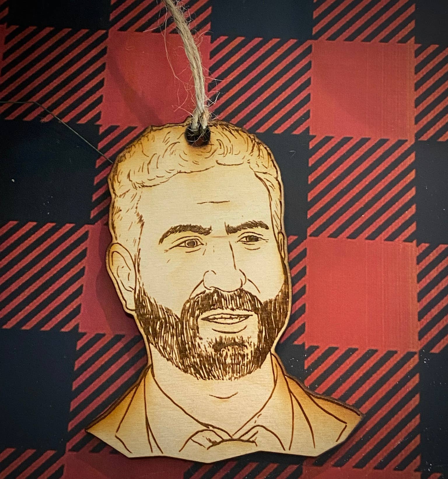 Tree YoSelf – Großhandel Verzierung – Roy Kent (Ted Lasso) hölzerne Weihnachtsverzierung1