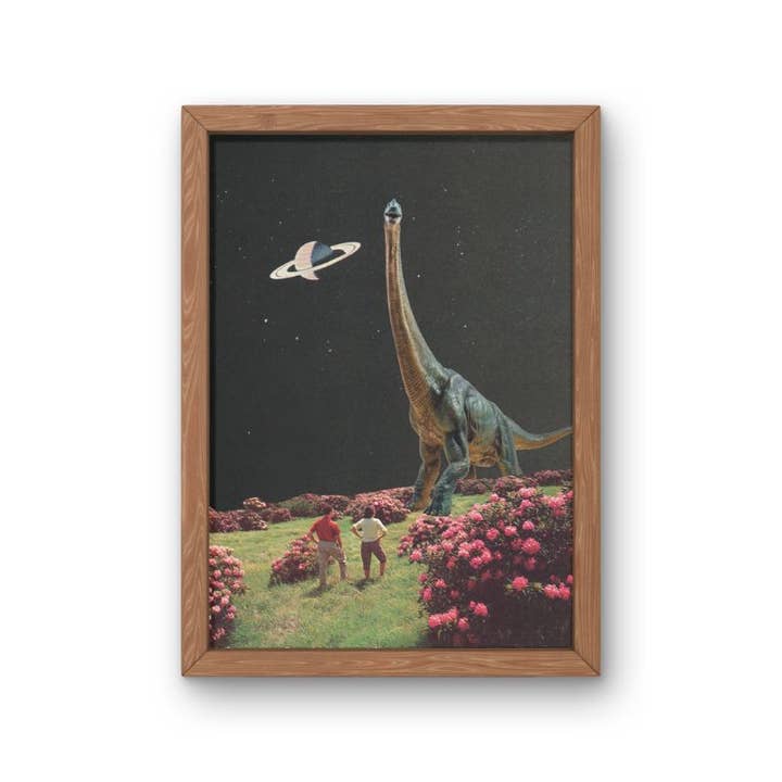 Collage vintage surréaliste représentant un dinosaure, impression d'art spatial rétro pour la vente par Lady Kady Art