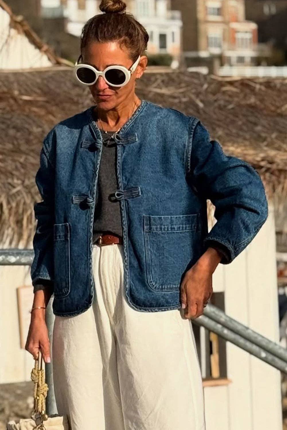 Sail Blue Giacca di jeans blu vintage con chiusura a vela, grandi tasche applicate, taglio dritto e lavaggio profondo. in vendita all'ingrosso su Faire6