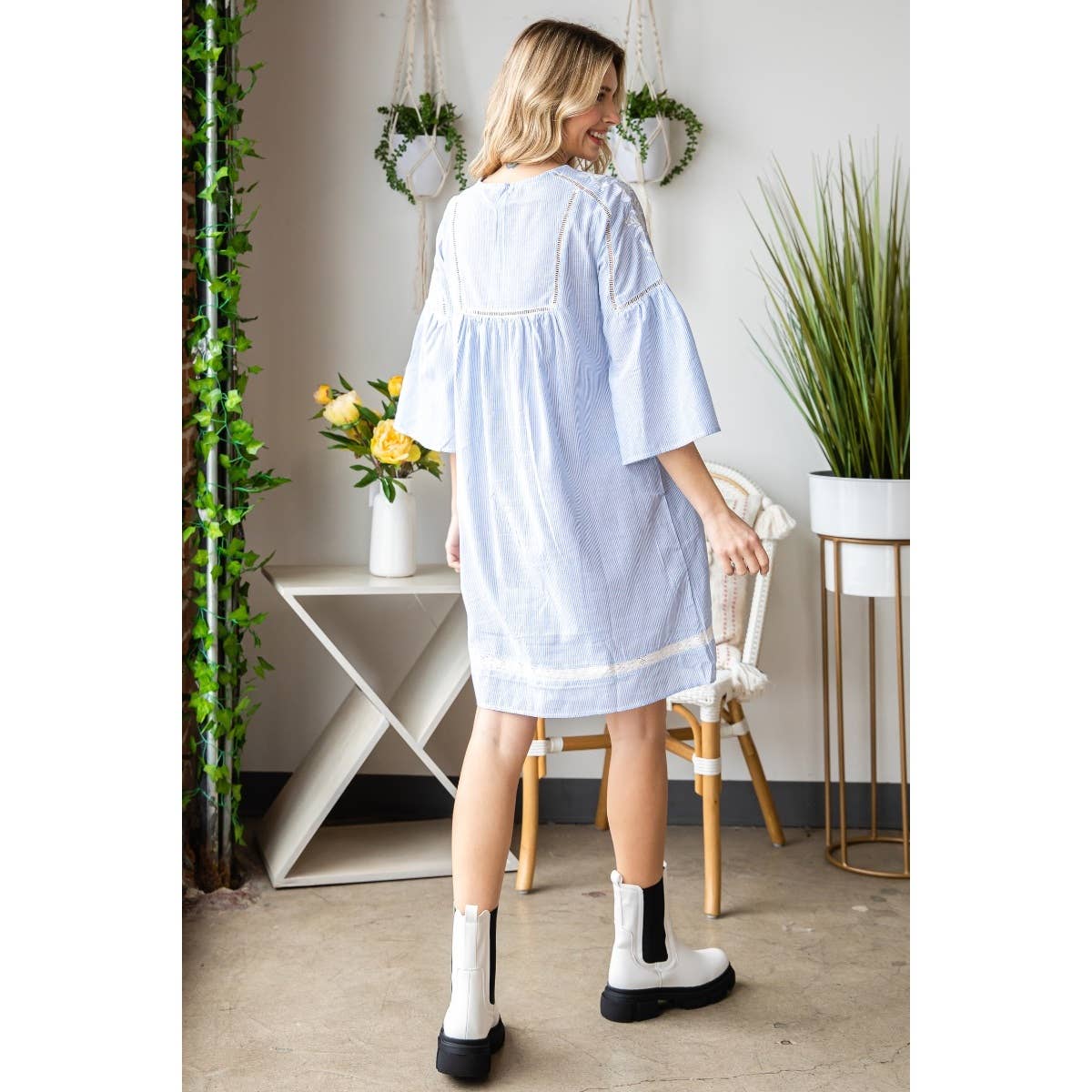 Bleu Clair Haut de robe brodé à manches Flyaway en vente sur Faire7