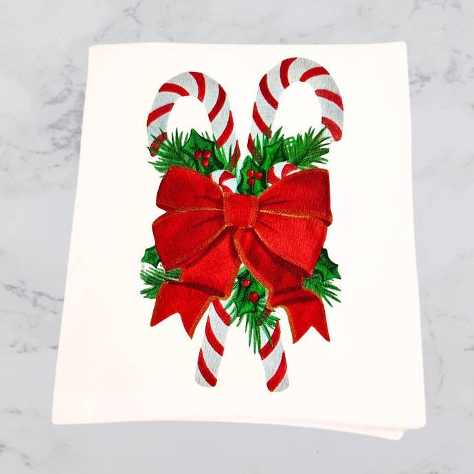 Torchon fait main avec nœud rouge, cannes de bonbon, feuillage vert pour la vente par Sheryl's Stitchery Niche