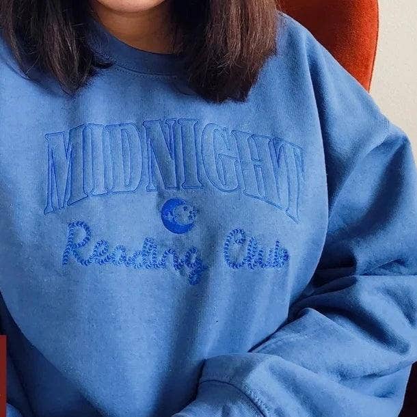 Midnight Reading Club Geborduurde Sweater voor wholesale door The Bean Workshop