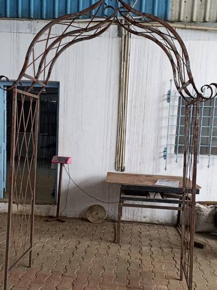 AR24033 - Scrolled Arbor for wholesale by Steel Heart Ltd.