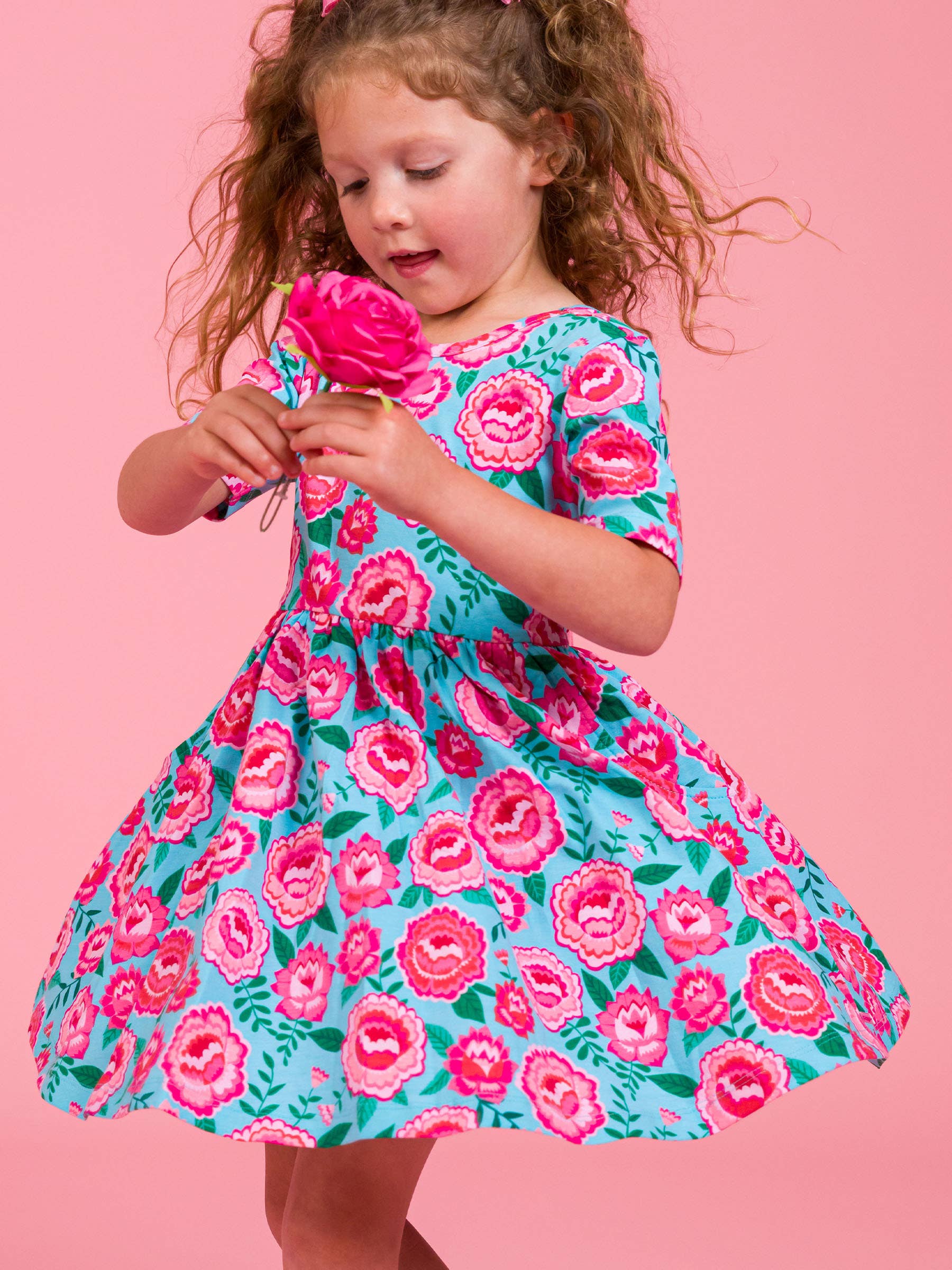 Azul Vestido de Malha com Mangas Curtas e Rodado Bright Blossoms para Meninas para venda a revendedores na Faire2