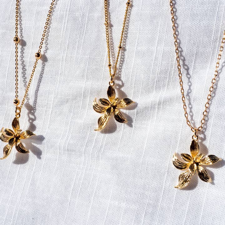 Brink and Forbes - Vente Colliers à pendentif - Collier fleur d'orchidée remplie d'or 18 carats