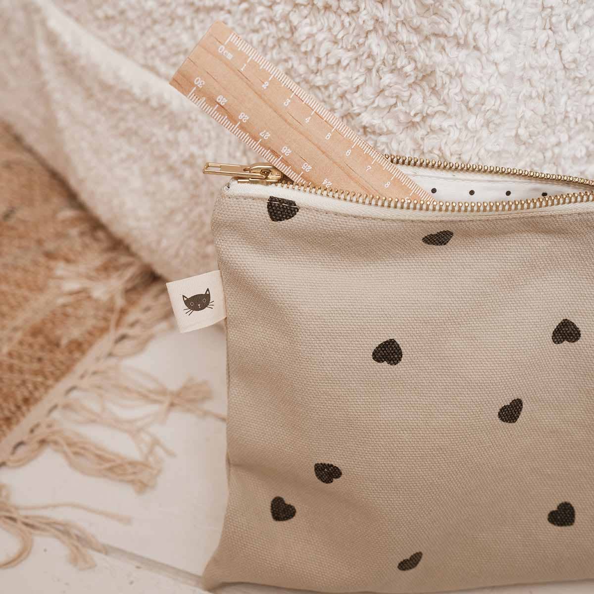 LILI FLAT POUCH HEART SAND for wholesale on Faire3