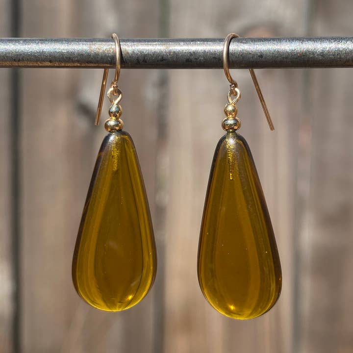 LUZ 4 - PENDIENTES DE GOTAS DE VIDRIO VERDE OLIVA, ADORNO DORADO para venta al por mayor de Owen Glass Collection
