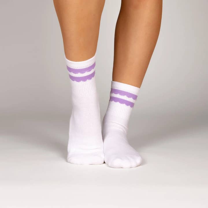 Signature hvid crew-sok med dobbelte lilla kanter for engroshandel hos Double Pom