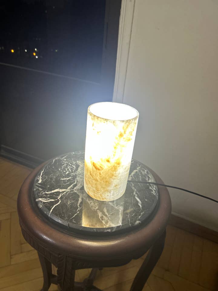 Lampe de table en albâtre naturel fait main pour la vente par AuraLine Inc.