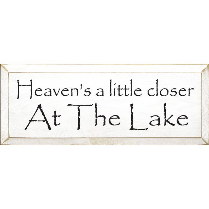 Targa in legno con scritta «Heaven's a Little Closer at the Lake» per la vendita all'ingrosso da parte di SAWDUST CITY