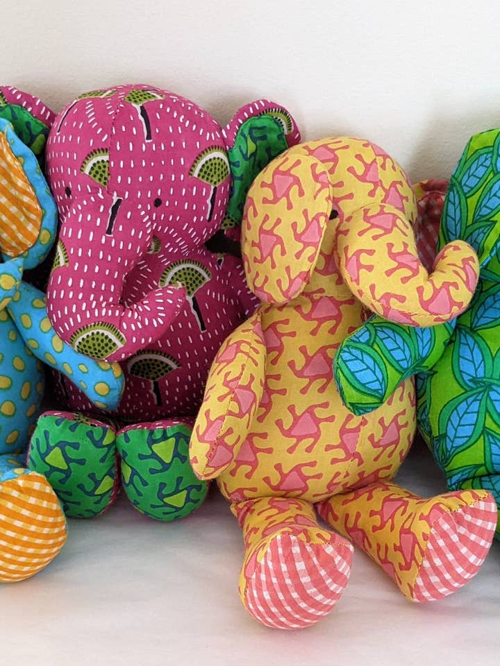 Jouet en peluche éléphant bébé pour la vente par Curiosity