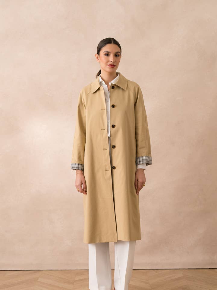 Lang, flydende trenchcoat i bomuld med print på reverserne for engroshandel hos Attentif Paris