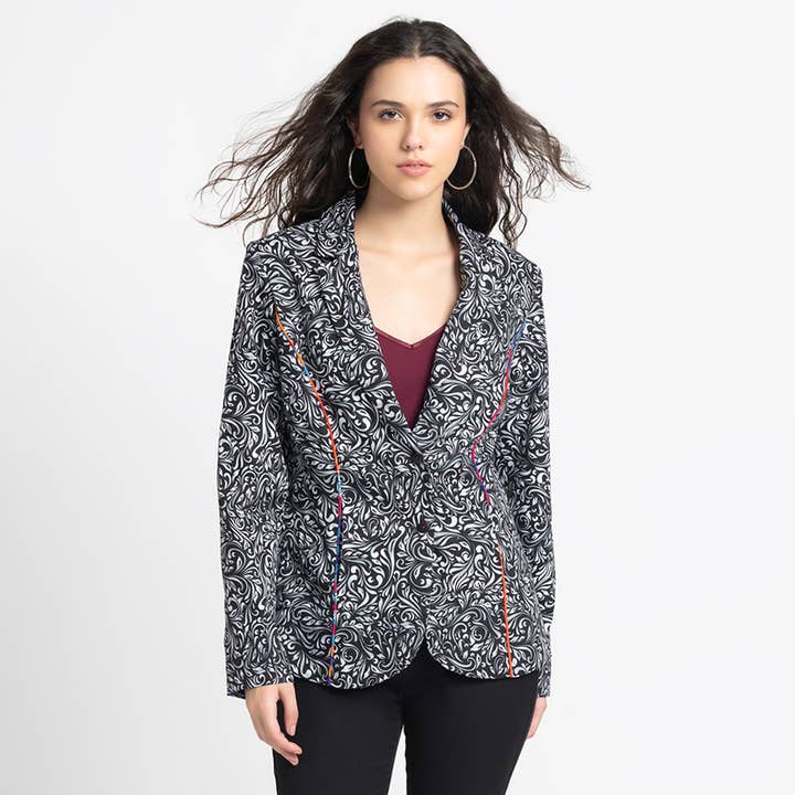Benares – Engroshandel Blazer - Dame – Sort afslappet blazer - Elegant sort print
