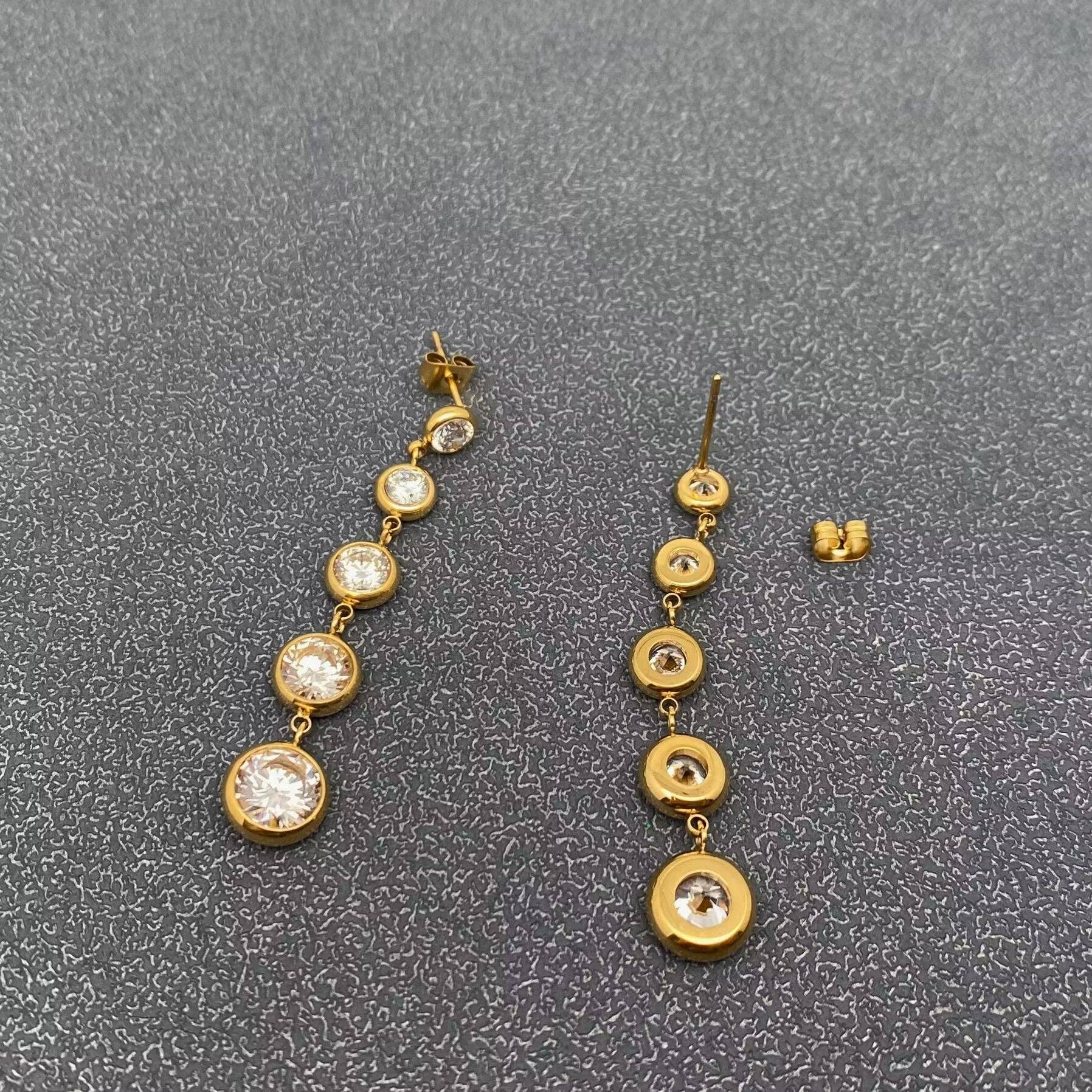 Mio Queena - Vendita all'ingrosso Orecchini con nappe - Orecchini a perno in acciaio inox dorato 18 carati con frange in zircone - FGS1