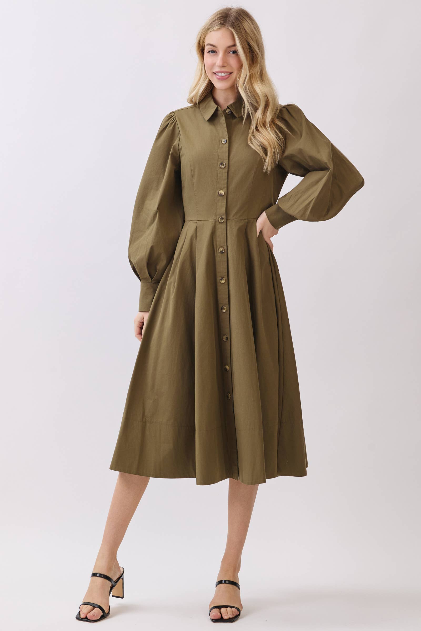 Calista – wholesale Klänning - Dam – MIDI-KLÄNNING MED KRAGE OCH LÅNGÄRMAD KNAPPSTÄNGNING - VD608310