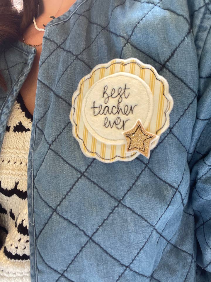 Badge Rosette du Meilleur Enseignant pour la vente par Girl Friday Embroidery