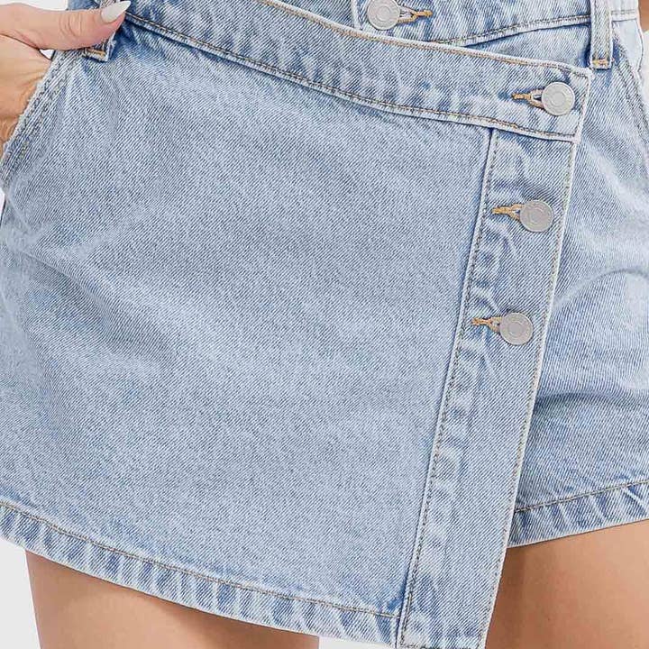WOMEN'S BUTTON CLOSURE POCKETS WASHED DENIM MINI SKORT for wholesale by kycozy