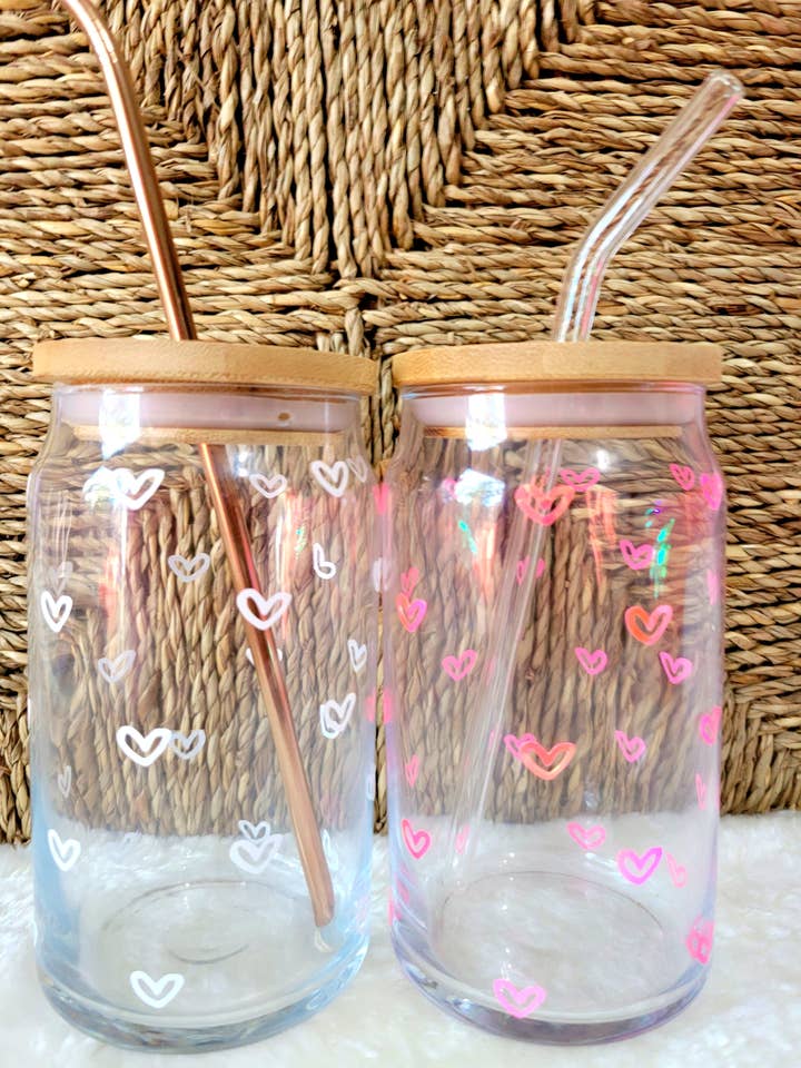 Verre 16 oz fabriqué à la main avec cœurs volés pour la vente par Happy Lily Boutique