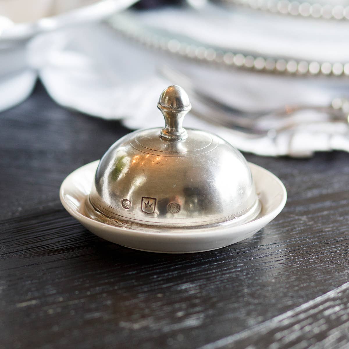 Arte Italica & Crown Linen Designs – Großhandel Butterdosen – Tuscanische runde Butterdose3