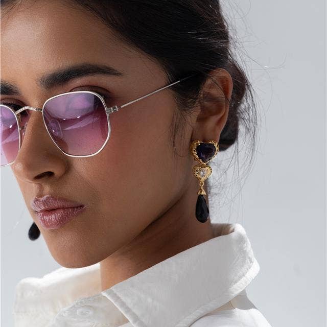 Boucles d'oreilles pendantes Sahi London Maroon avec perle pour la vente par SAHI LONDON LTD