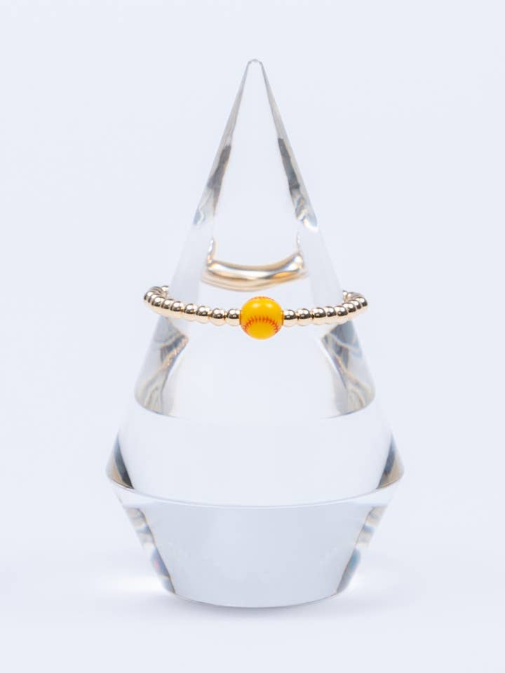 Mit 14 Karat Gold gefülltes Armband mit Softball-Anhänger für den Großhandel von Boujee Beads Co.