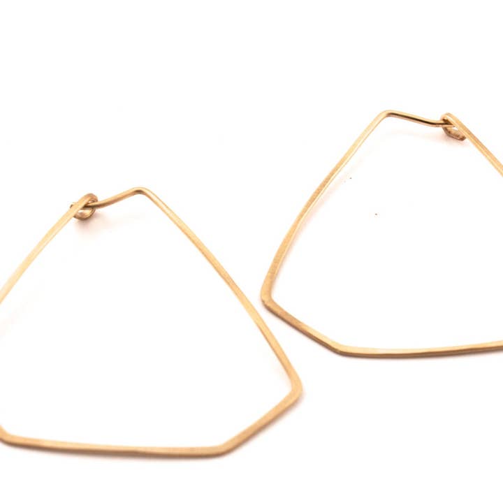 Boucle d'oreille martelée géométrique pour la vente par Morgen Barrett Designs
