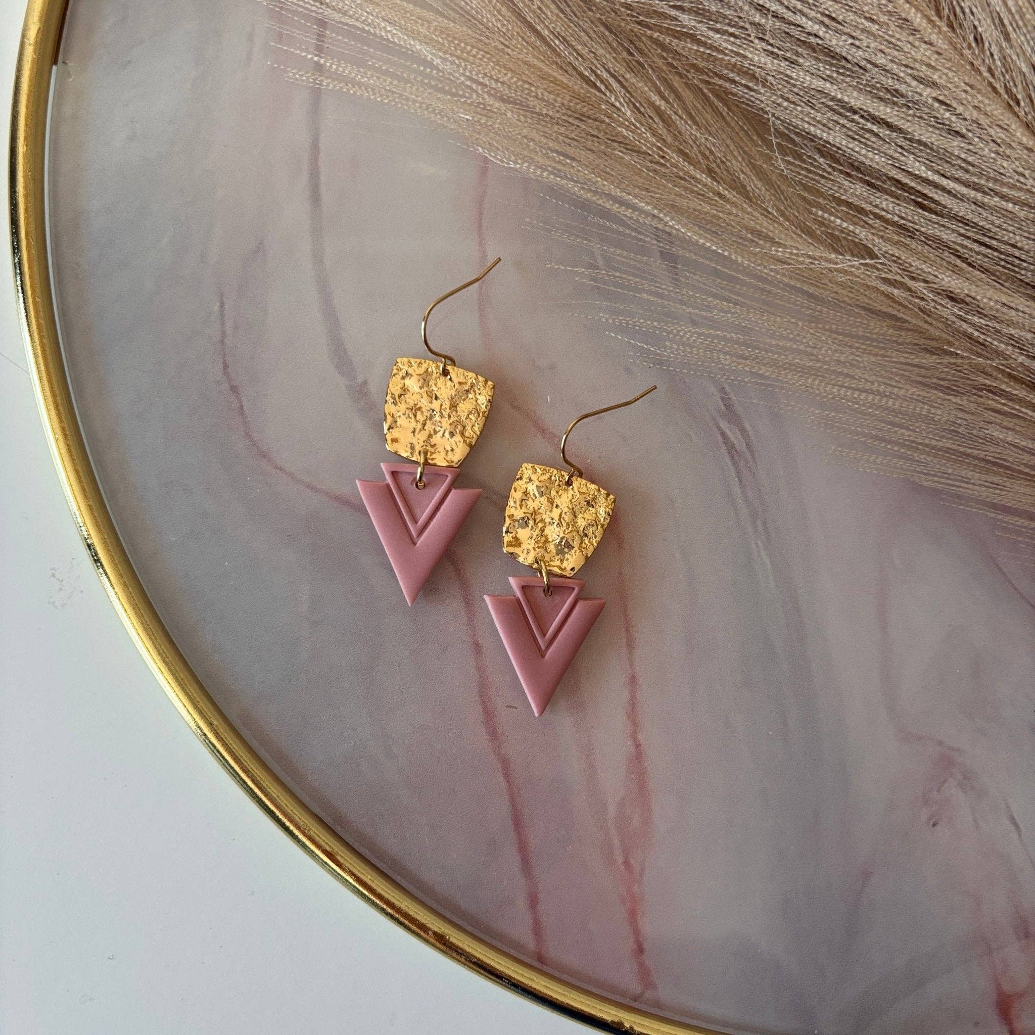 DUESTELLE ITALIA – wholesale Hängande örhängen – Kaia - Triangulära örhängen i 18k guldpläterad mässing0