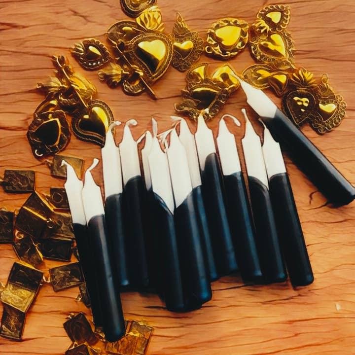 Juego de 11 velas rituales de Urraca Velas de candelabro blancas + negras para venta al por mayor de The Chaotic Good (previously The Great Cosmic Trust)