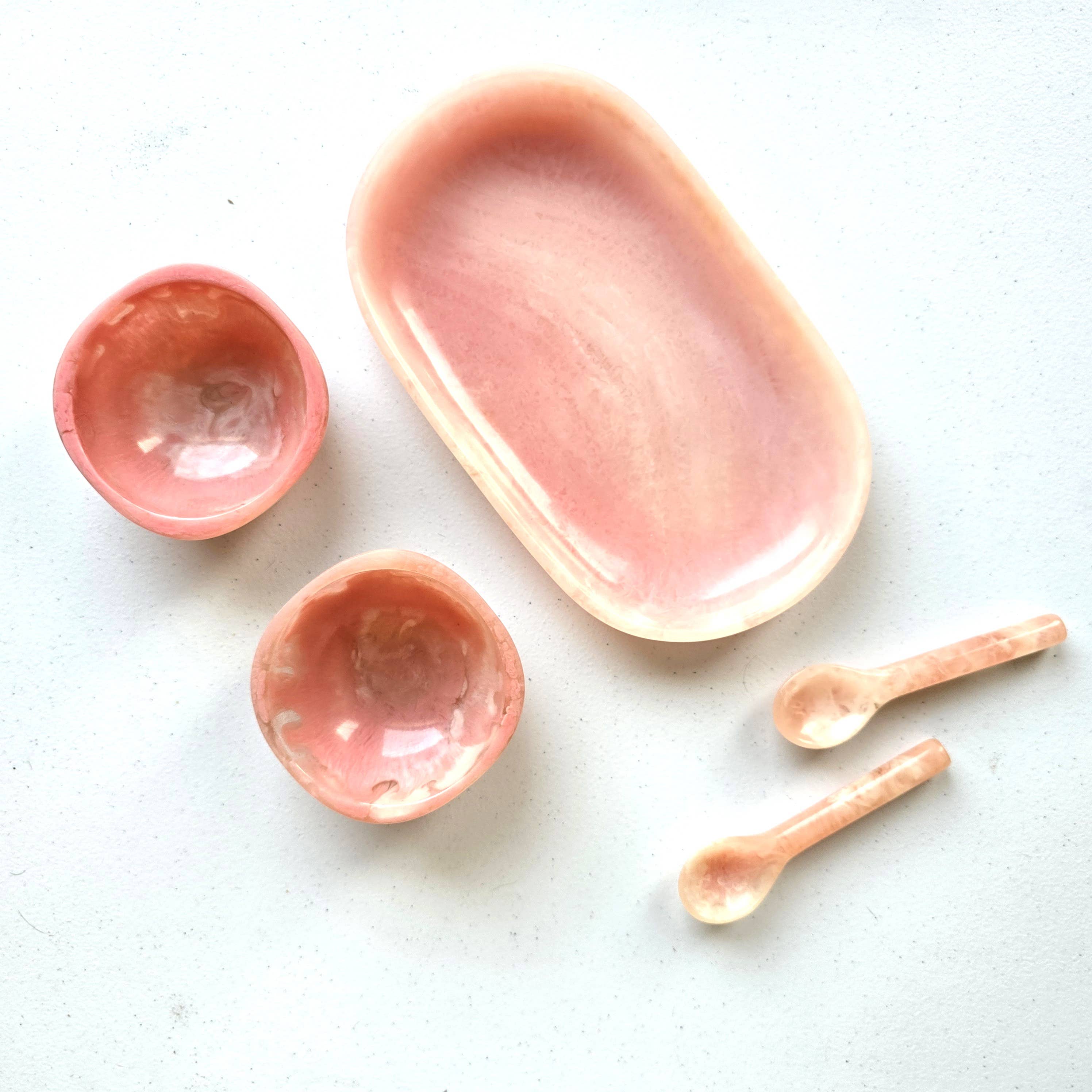 Gibb & Daan – Engroshandel Serveringsbakke – Lille serveringsbakke med 2 skåle og skeer - Håndhældt harpiks44