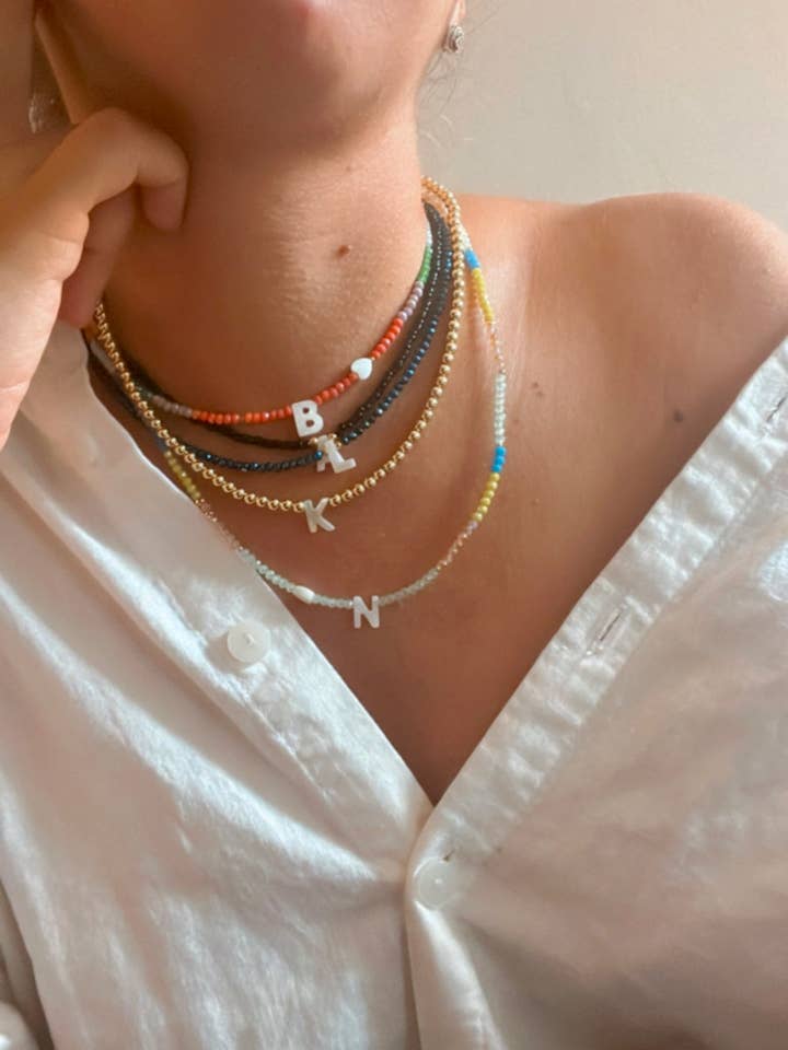 Halskette mit Perlen und Initialen für den Großhandel von The Faria