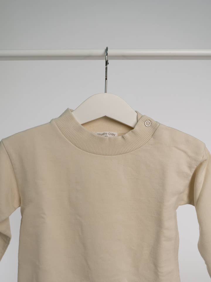 Maglione oversize color crema per la vendita all'ingrosso da parte di Studio Clay