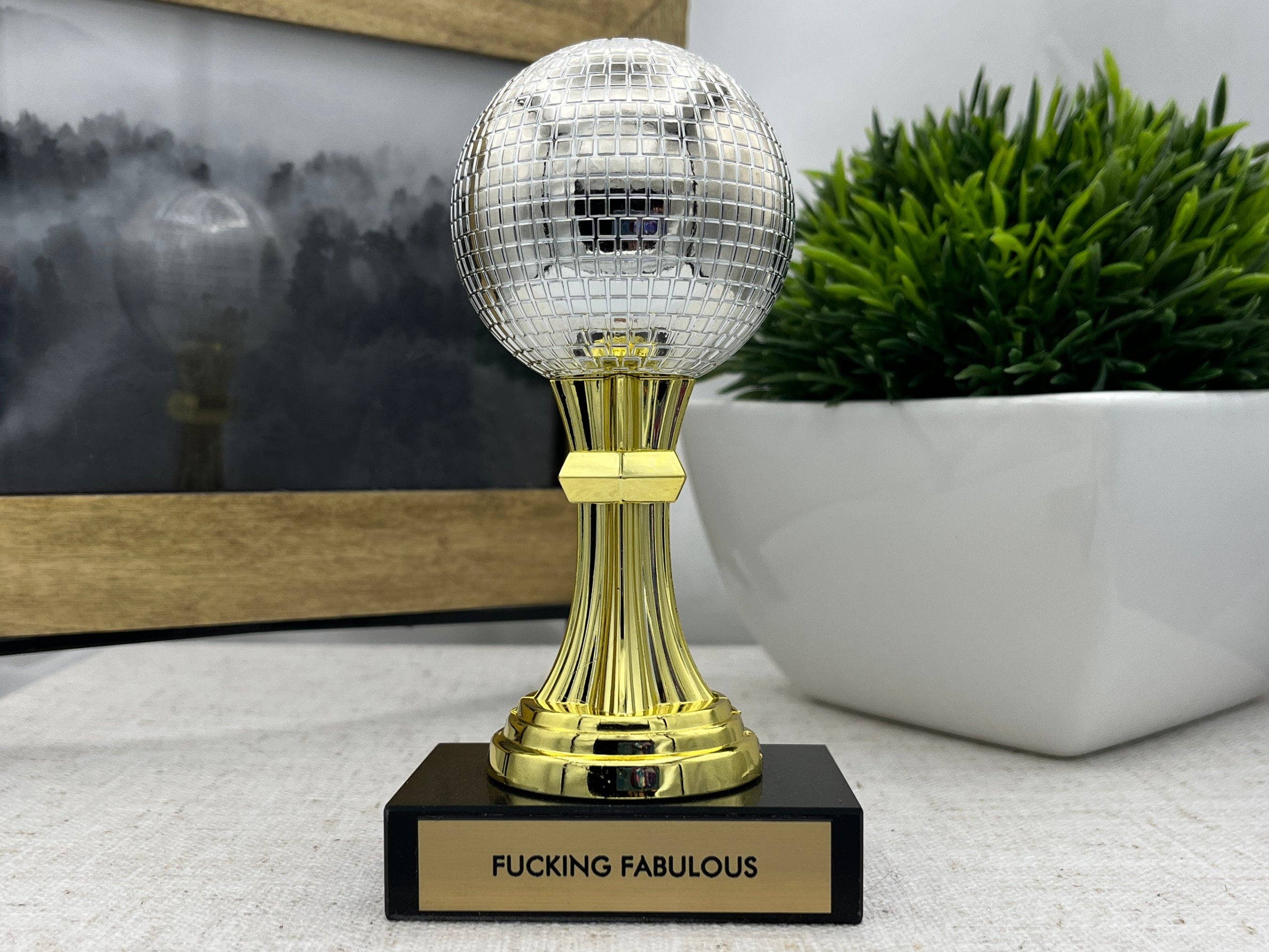 Dash of Sass Studio - Vente Décorations de table - Trophée Fucking Fabulous0