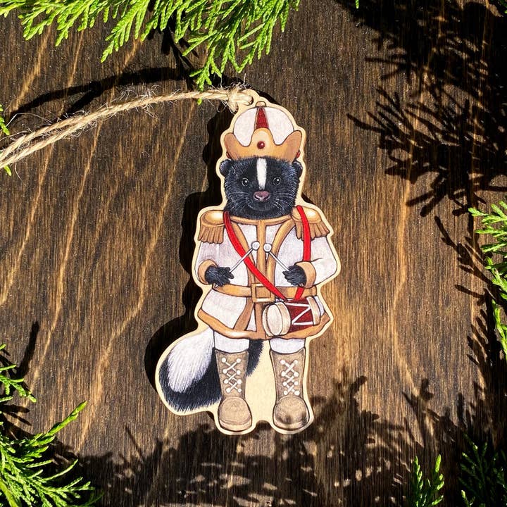 Allison Stoiser Art - Vente Objets de décoration - Décoration de Noël imprimée sur bois Skunk Nutcracker