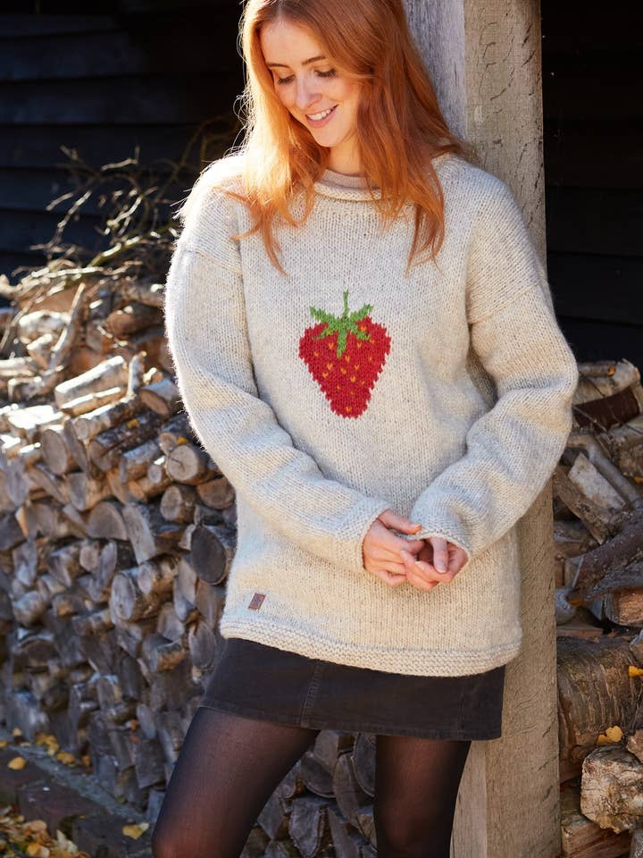 Pull en maille épaisse à motif de fraise Sloppy Joe couleur flocon d'avoine pour la vente par Pachamama Ltd
