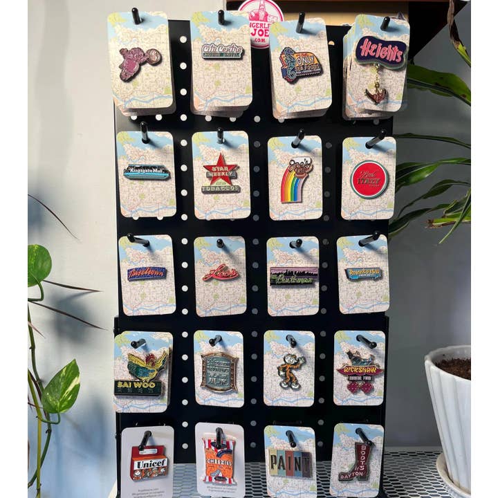 Épinglette en émail enseigne au néon de Vancouver assortie 1,5” pour la vente par FingerlessJoe