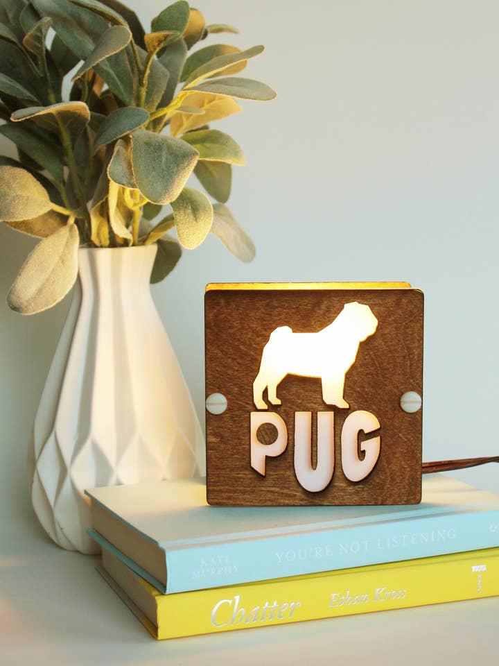 Mopslampe, skrivebordslamper, mopsgave, mopselsker, mopsliv, mops mor for engroshandel hos Night in Light