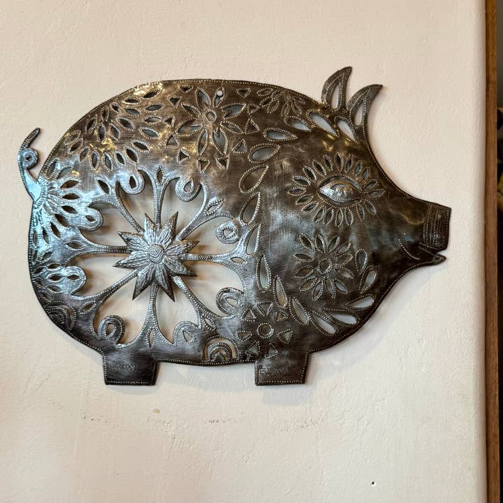 Décoration murale en métal représentant un cochon, un animal de ferme, une cuisine de campagne pour la vente par Haiti Fair Trade~ It's Cactus
