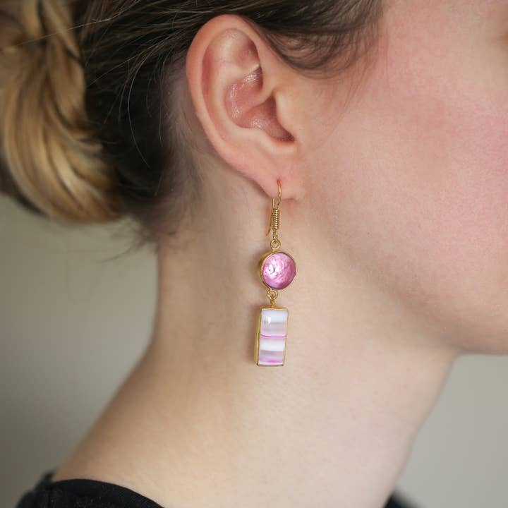 Brincos Rani Pink Lace Agate + Biwa Pearl por atacado de Sitara Collections