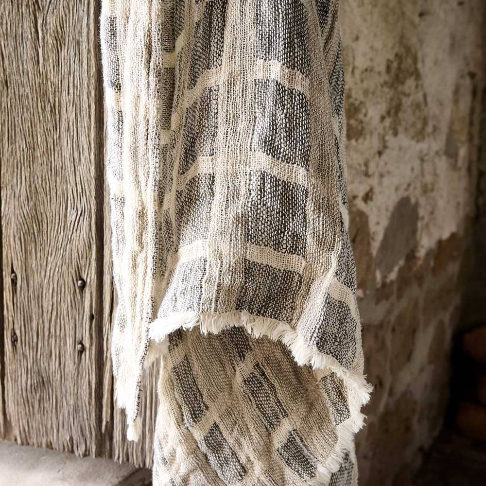 Nero con motivo a quadretti bianchi e naturali Plaid in lino Petra in vendita all'ingrosso su Faire8