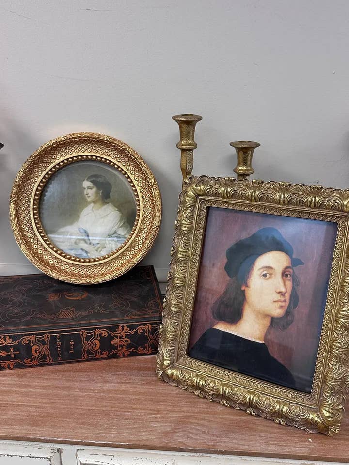 Cornici dorate in resina d'ispirazione vintage per la vendita all'ingrosso da parte di Vagabond Vintage