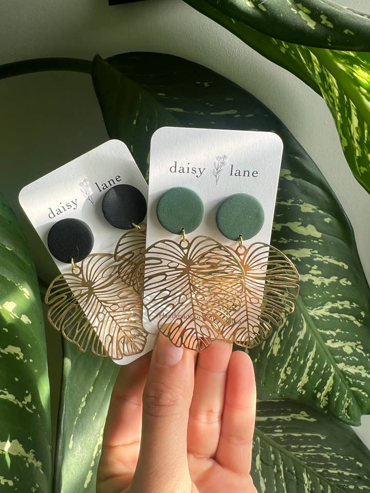 Boucles d'oreilles pendantes à feuilles tropicales surdimensionnées pour la vente par Daisy Lane Studio