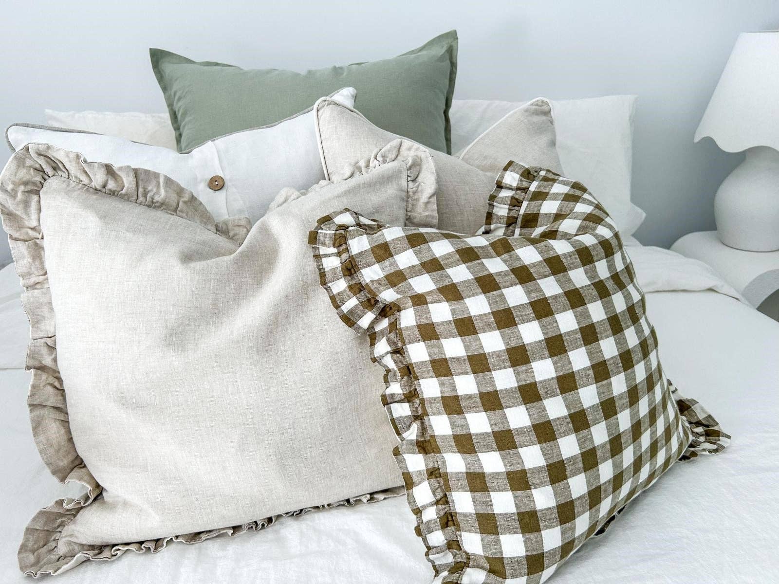 Mama and Tochter – Engroshandel Pyntepudebetræk – Vendbart linned Ruffle Pudebetræk - Olive Gingham - Varm Hvid1