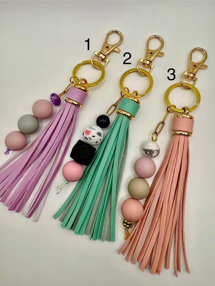 Porte-clés en perles de silicone avec pompon lavande et améthyste (2) pour la vente par Ahimsa Gems