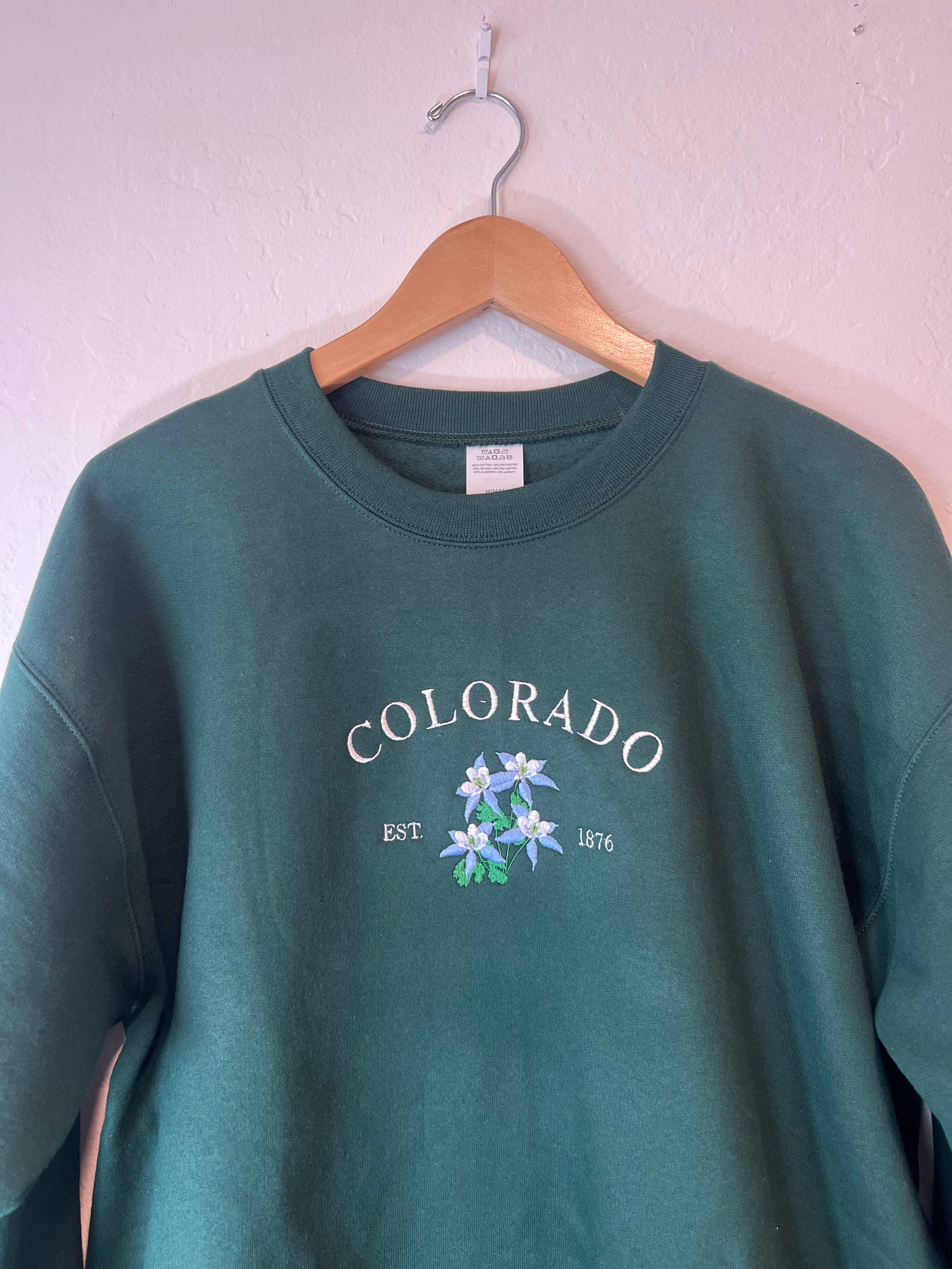 Poppy Bloem – Engroshandel Sweatshirt - Unisex – Colorado State Blomst Broderet Sweatshirt: Blå Columbine9