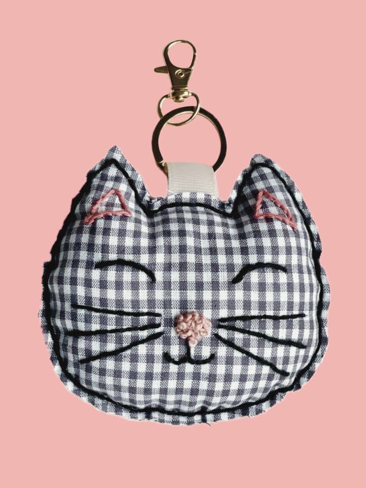 Bestickter Schlüsselanhänger - Schwarz-weiß karierte Katze für den Großhandel von Les Yeux fripons